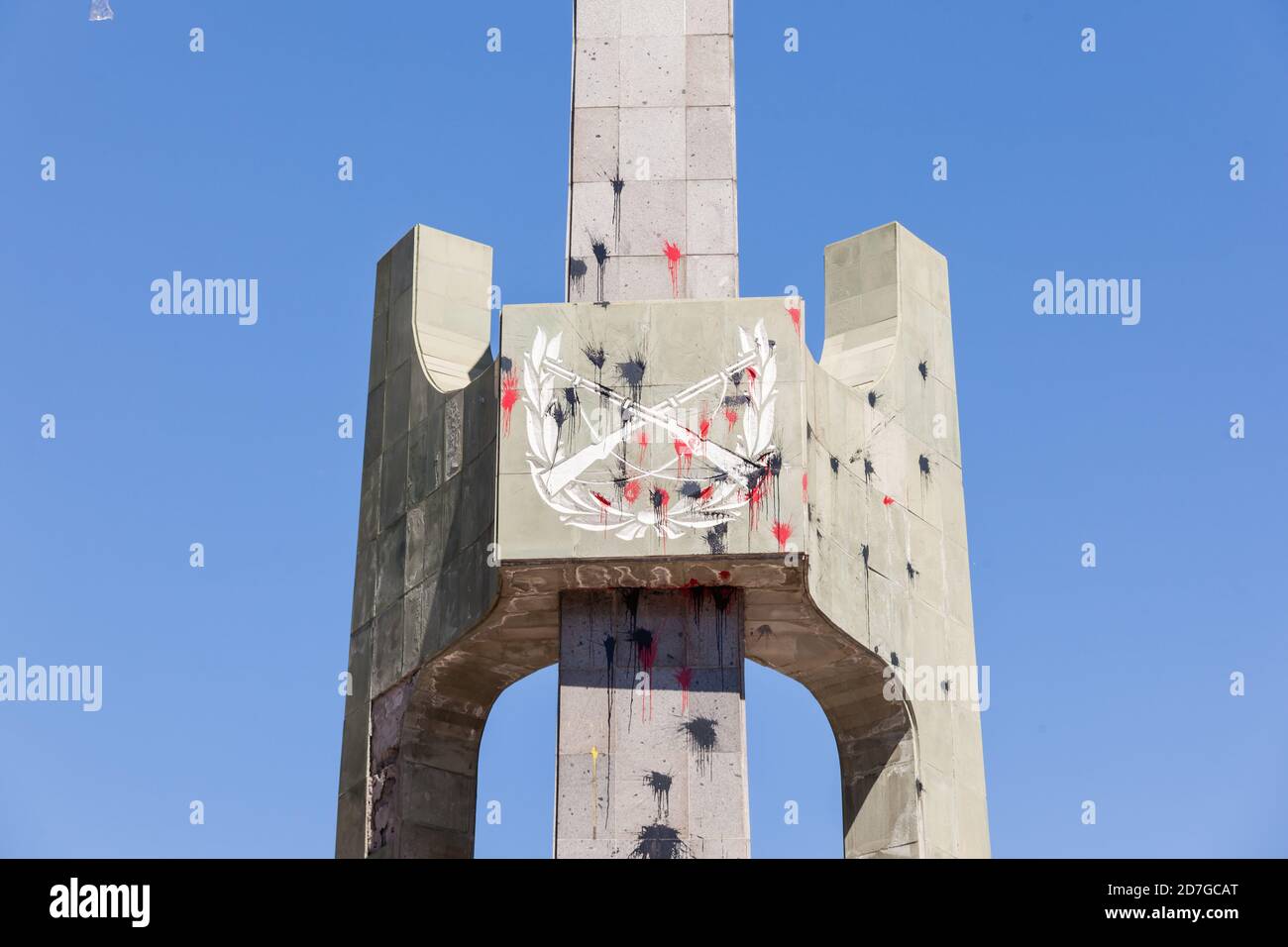 SANTIAGO, CILE-18 OTTOBRE 2020 - Monumento ai Martiri dei Carabineros (polizia cilena) vandalizzato durante un anno di proteste da parte dell'esterno sociale Foto Stock