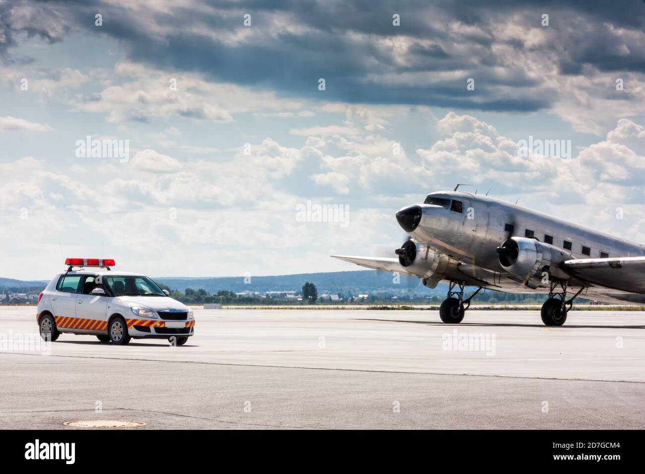 Retrò aereo in movimento per seguirmi auto Foto Stock