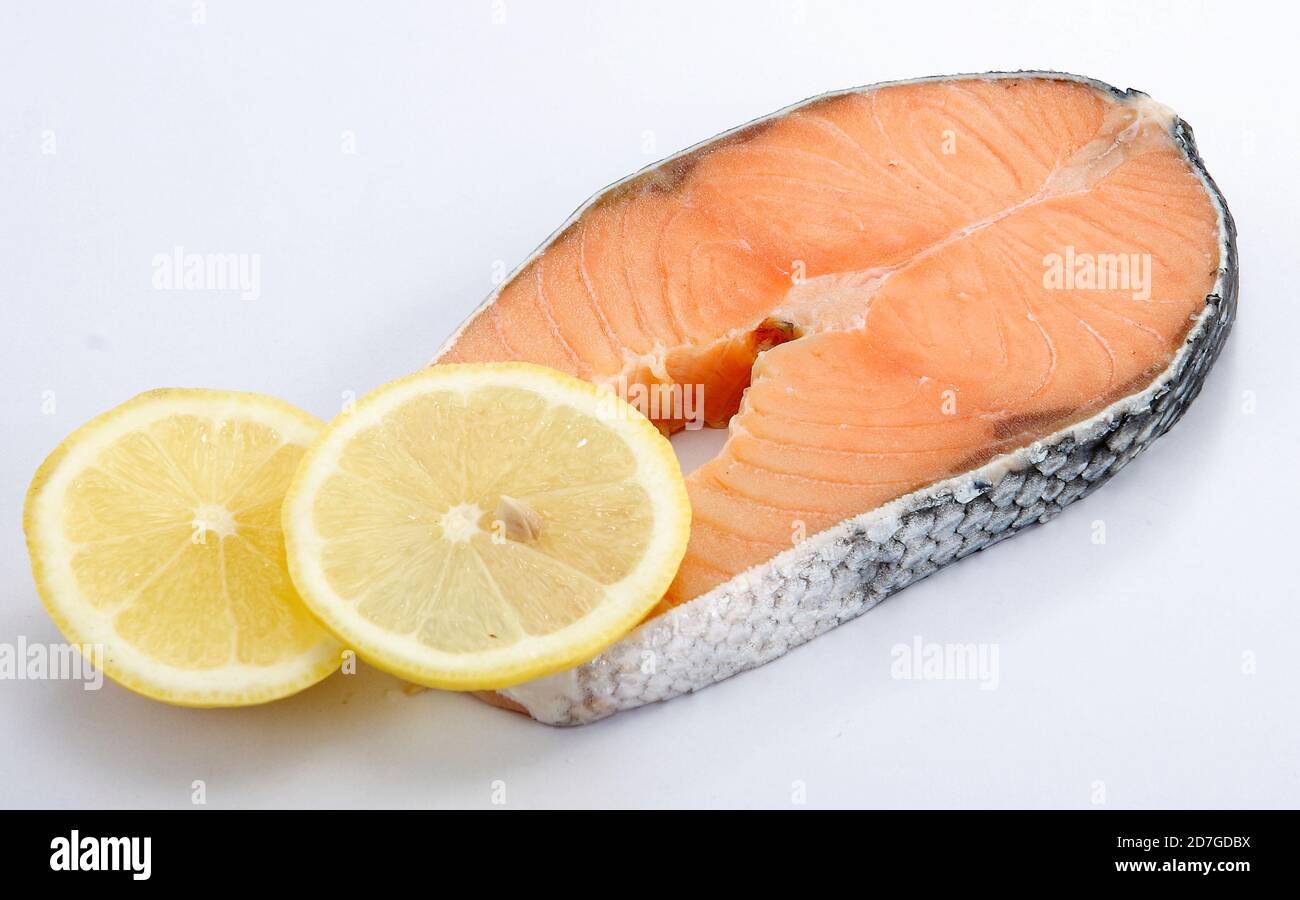 Il salmone è un alimento comune classificato come un pesce oleoso con un  ricco contenuto di proteine e acidi grassi omega-3 Foto stock - Alamy