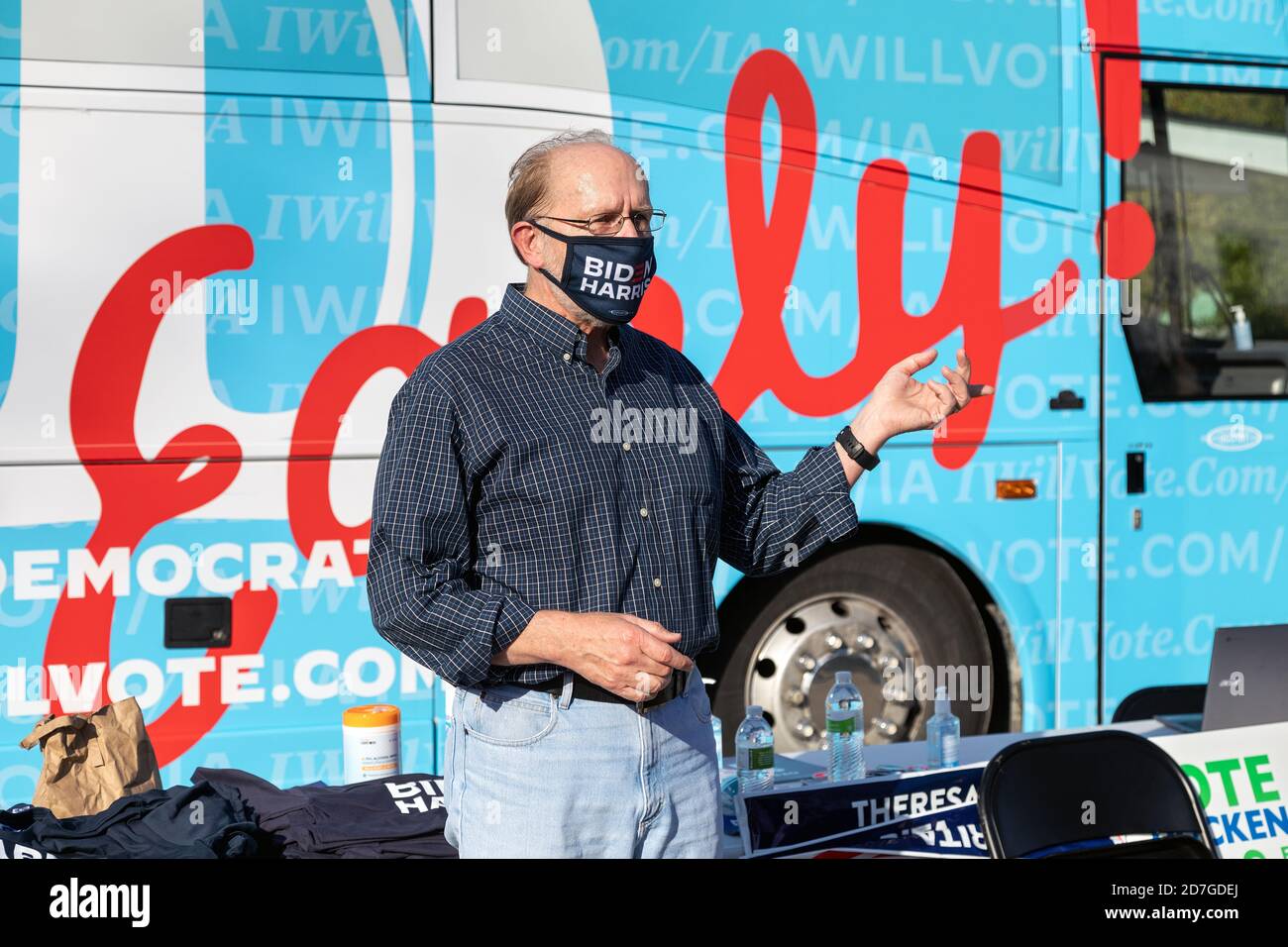 Burlington, Iowa, Stati Uniti. 22 ottobre 2020. Il congressista Dave Loebsack e il tour espresso Early Vote visitano Burlington, Iowa, USA in una campagna tardiva per ottenere i voti per il candidato presidenziale Joe Biden. Credit: Keith Turrill/Alamy Live News Foto Stock