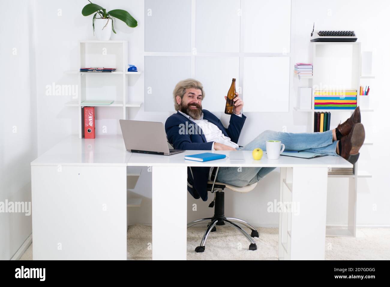 Hipster freelance, lavoratore d'ufficio, uomo d'affari che finiscono il lavoro prima della scadenza, ubriaco fine della giornata lavorativa. Uomo d'affari ubriaco. Foto Stock