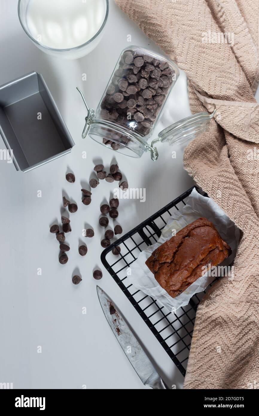 Polpette di cioccolato con un bicchiere di latte Foto Stock