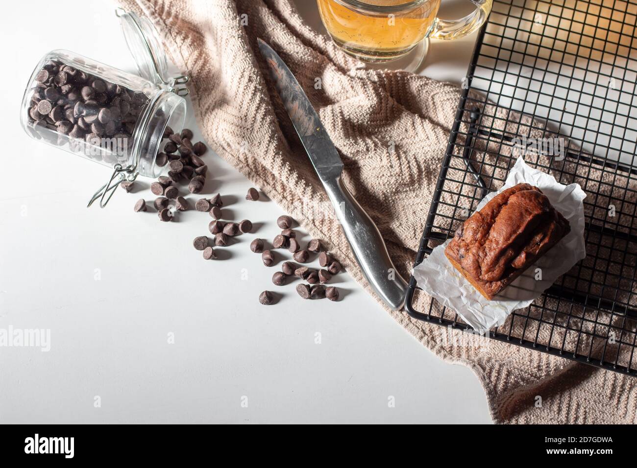 Piccola focaccia di zucca al cioccolato con un bicchiere di tè Foto Stock