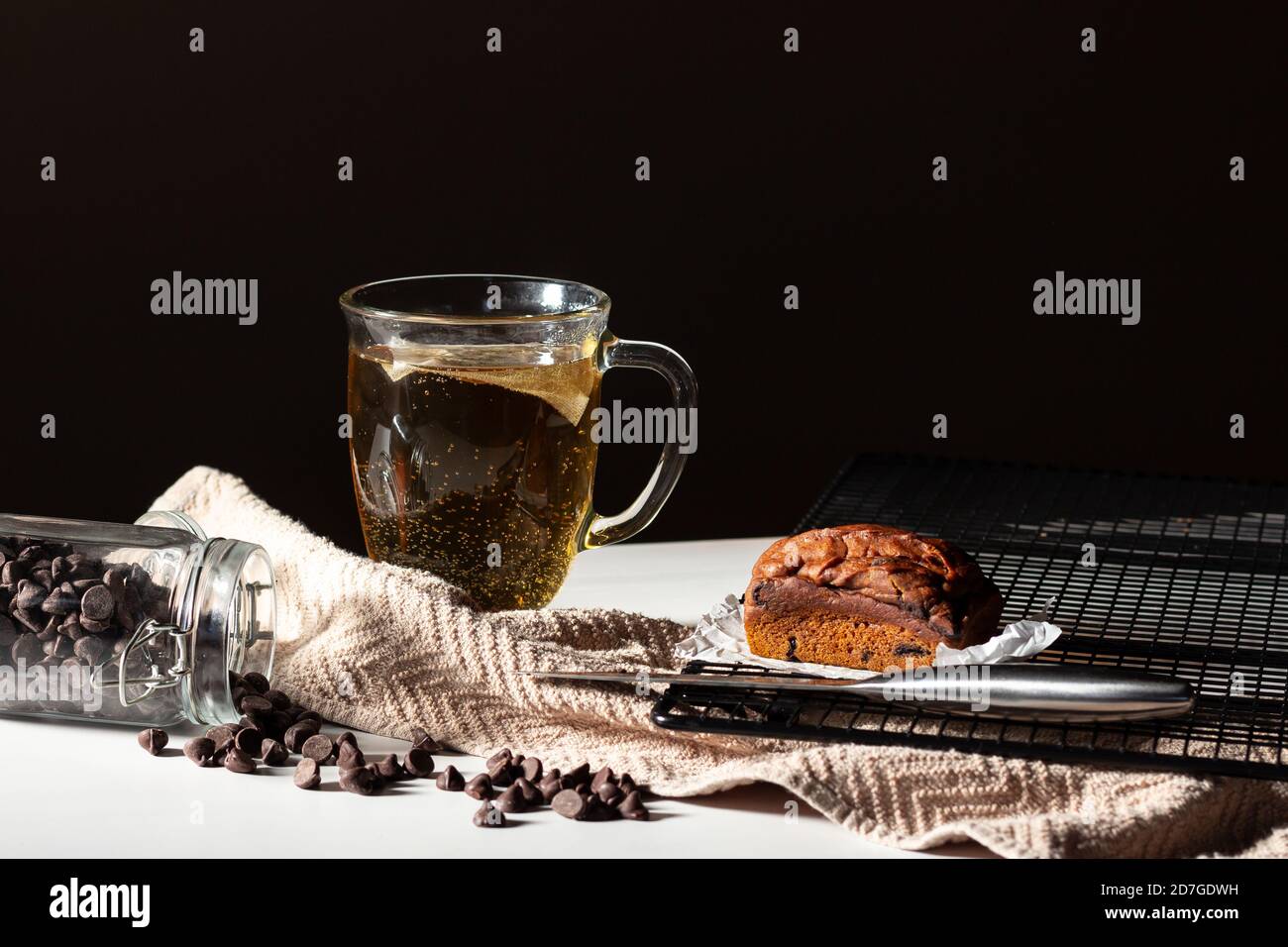 Piccola focaccia di zucca al cioccolato con un bicchiere di tè Foto Stock