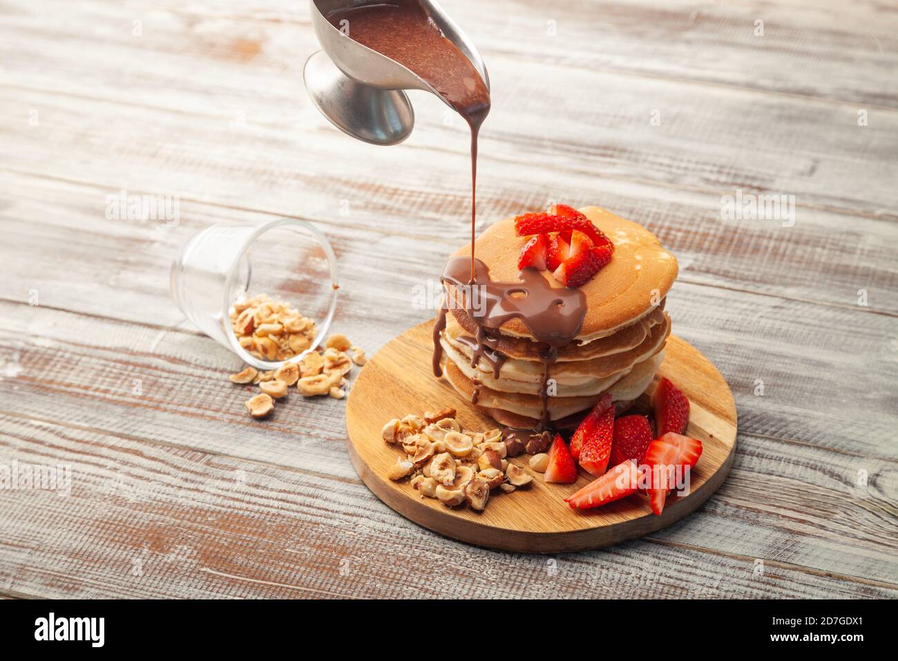 Porzione di pancake fragola, mirtillo, noci, cioccolato liquido Foto Stock