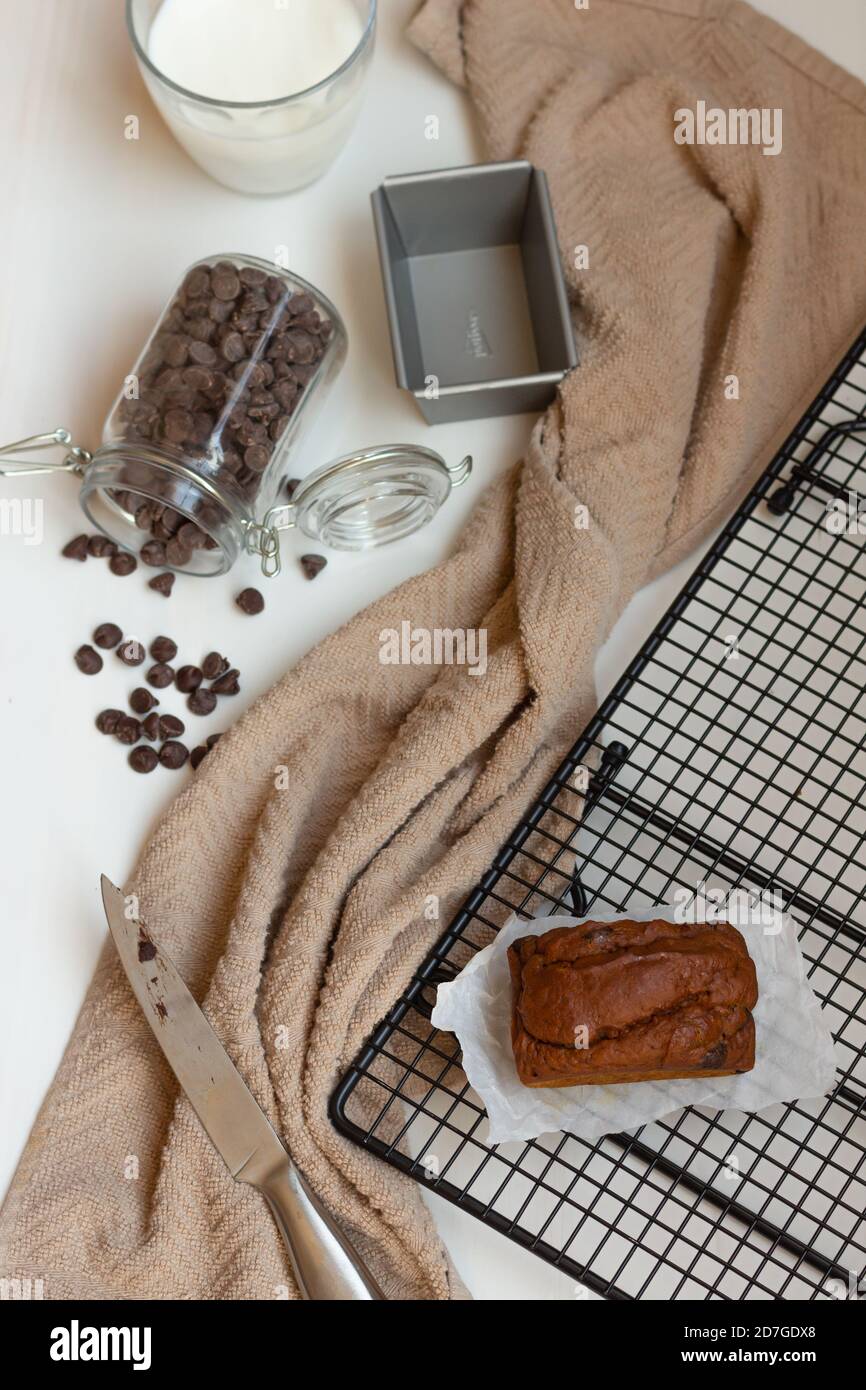 Polpette di cioccolato con un bicchiere di latte Foto Stock