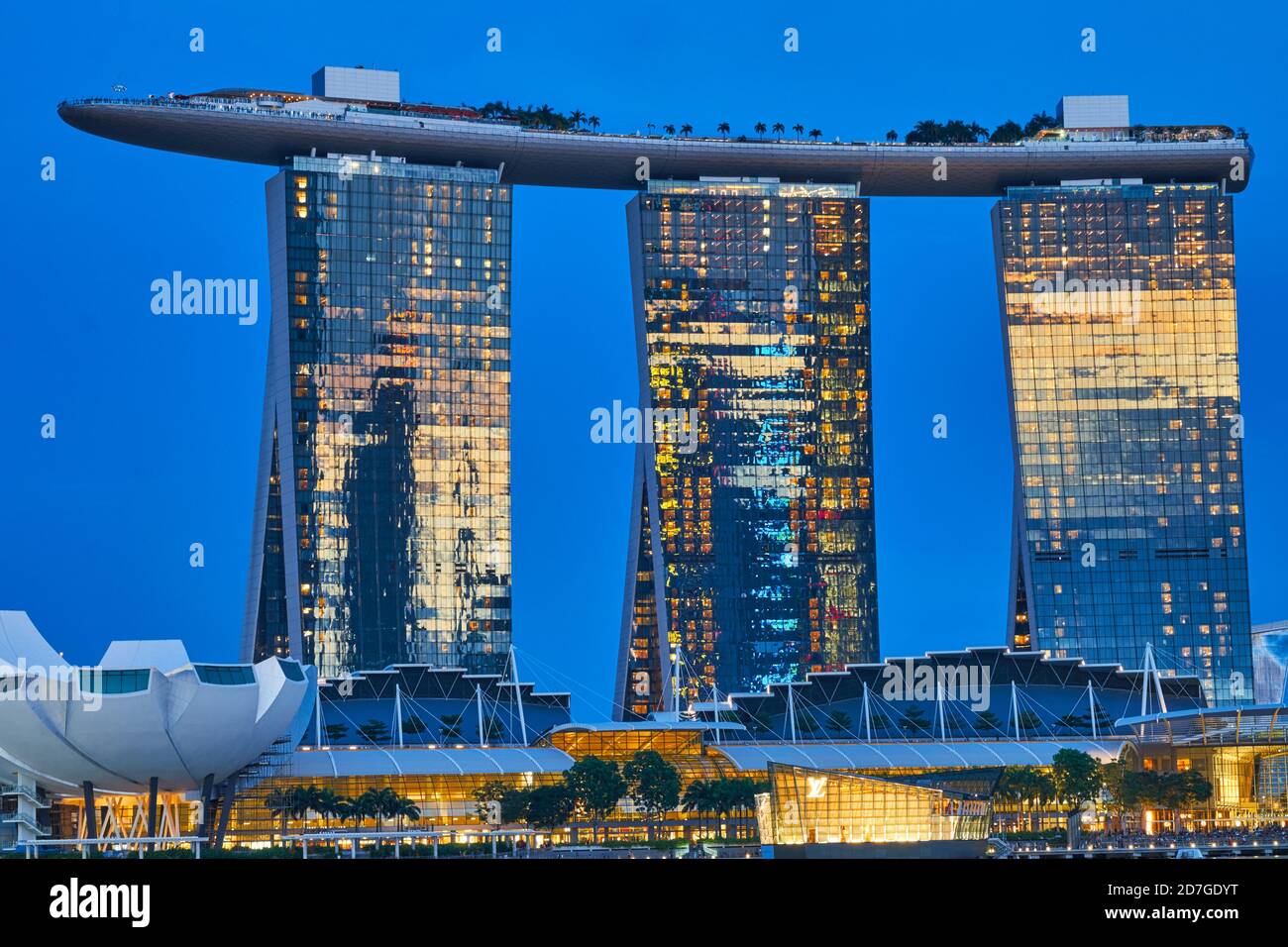 L'iconico Marina May Sands Hotel al crepuscolo serale, visto dal Ponte Jubilee sul lato opposto di Marina Bay; Singapore Foto Stock
