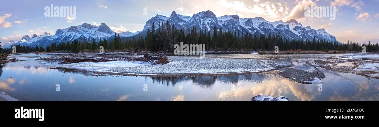 Panorama del fiume Bow paesaggio panoramico innevato cime innevate, spettacolare cielo al tramonto. Canmore, Alberta, Canadian Rockies, Banff National Park Skyline Foto Stock