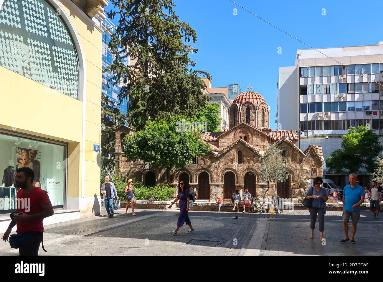 La Chiesa di Panagia Kapnikarea, la chiesa più antica di Atene, situata nel quartiere dello shopping in via Ermou. Foto Stock