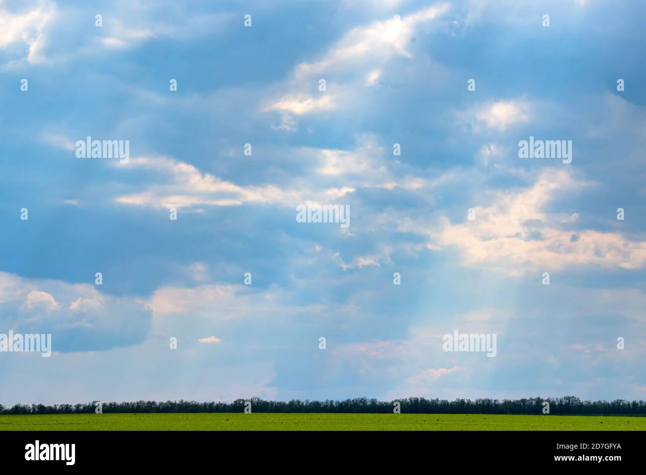 Cielo celeste blu con nuvole bianche sullo sfondo Foto Stock