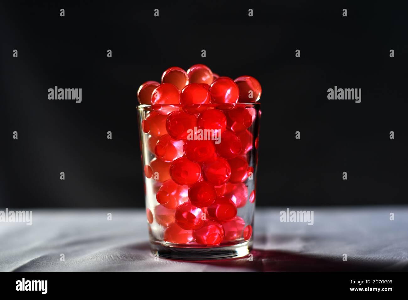 Gel di acqua rossa in un vetro. Vita morta. Decorazione Foto Stock