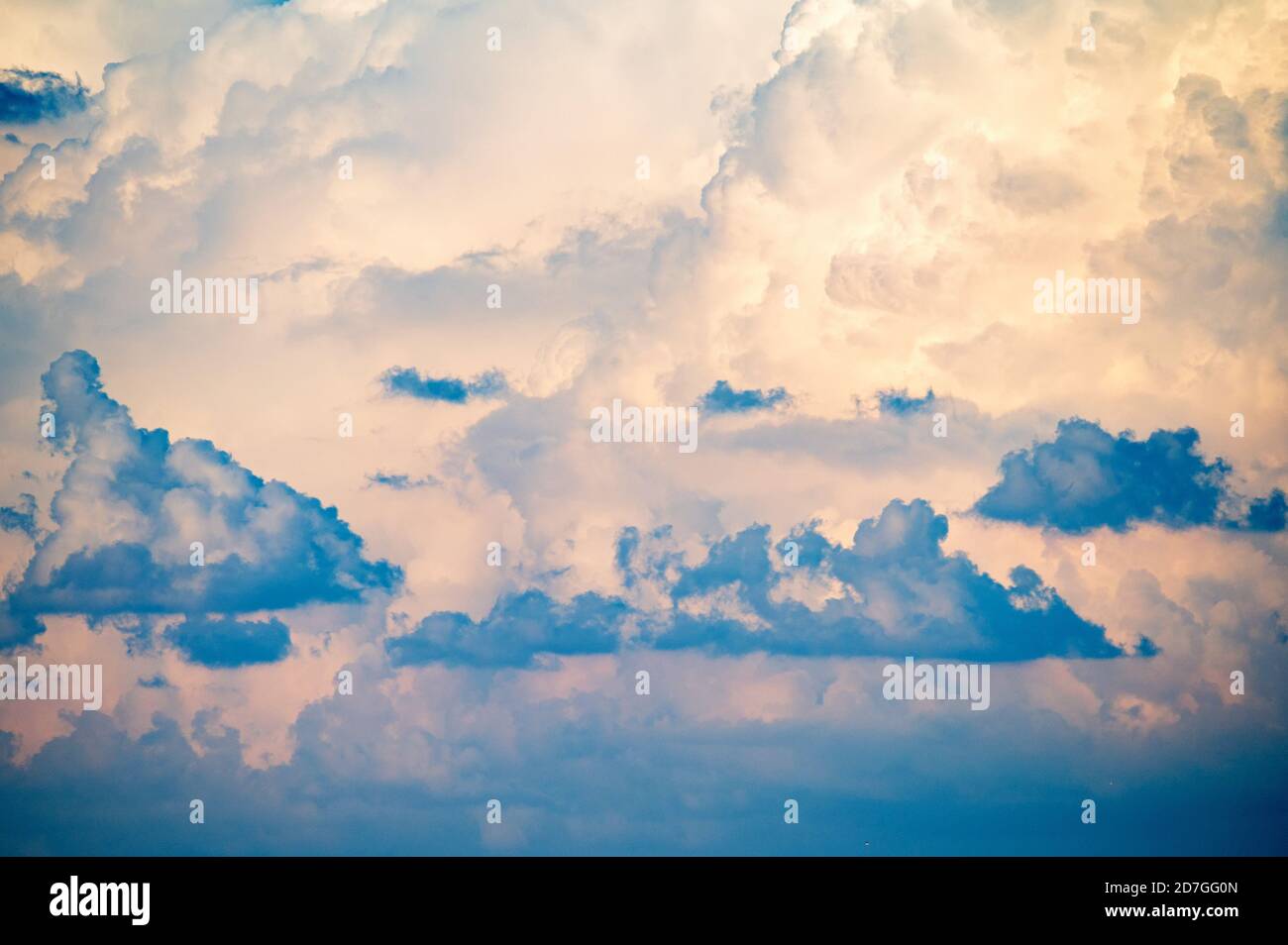Cielo blu con nuvole blu per sfondo naturale Foto Stock