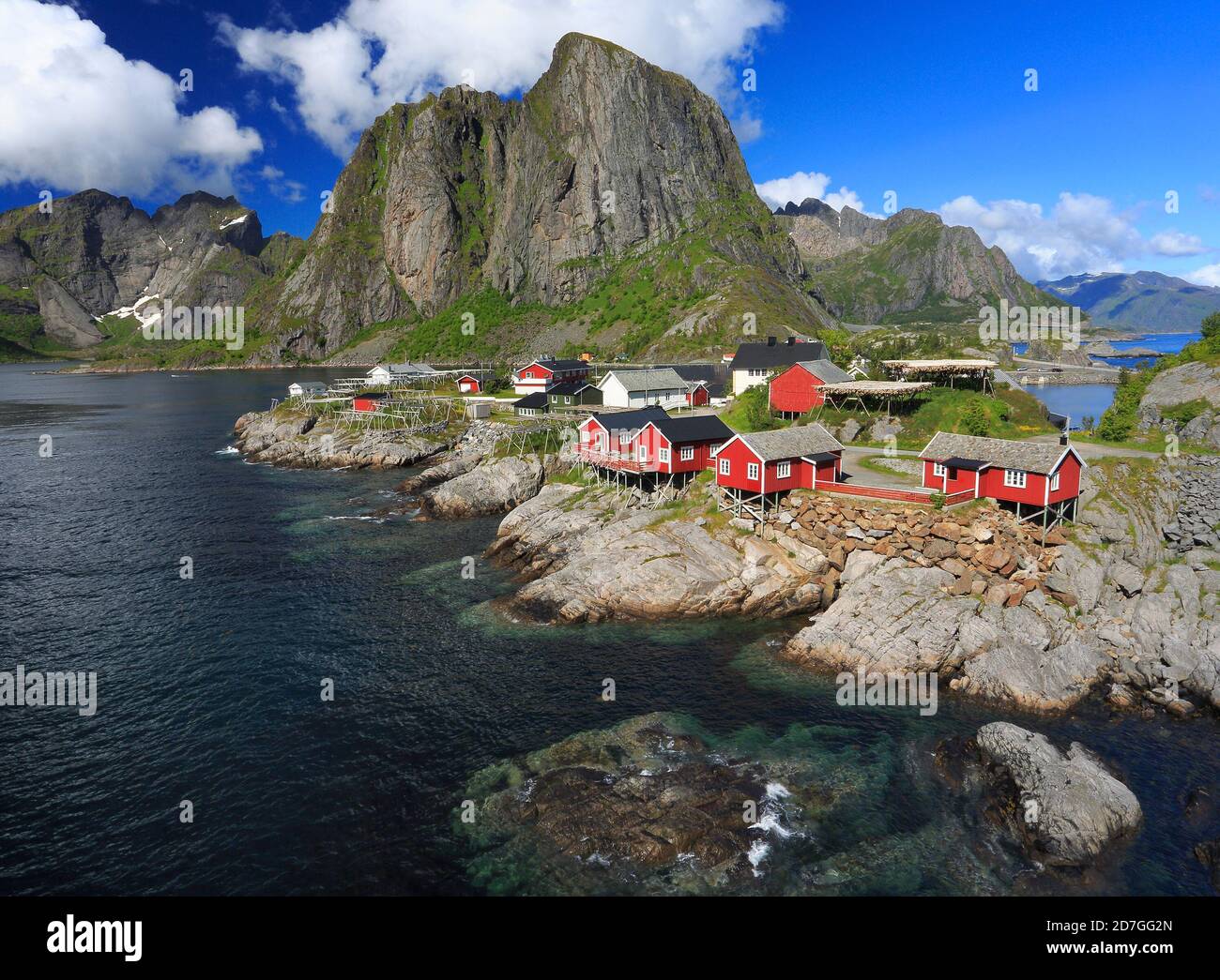 Tradizionali capanne da pesca rosse norvegesi al confine con l'oceano, Hamnoy Island a Lofoten, Norvegia settentrionale Foto Stock