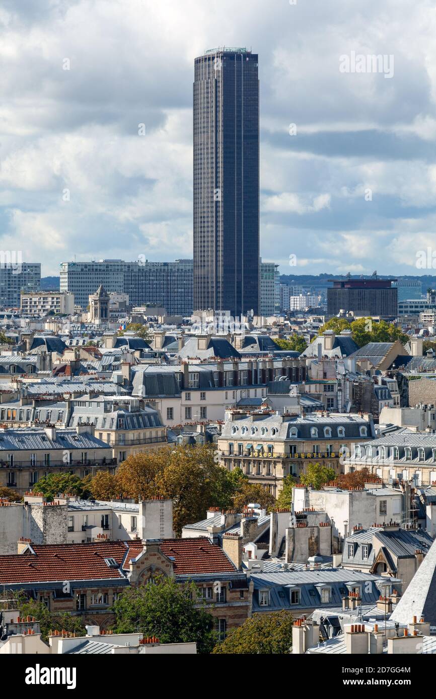 Il Tour Montparnasse visto da Notre-Dame de Paris, Parigi, Francia. Foto Stock