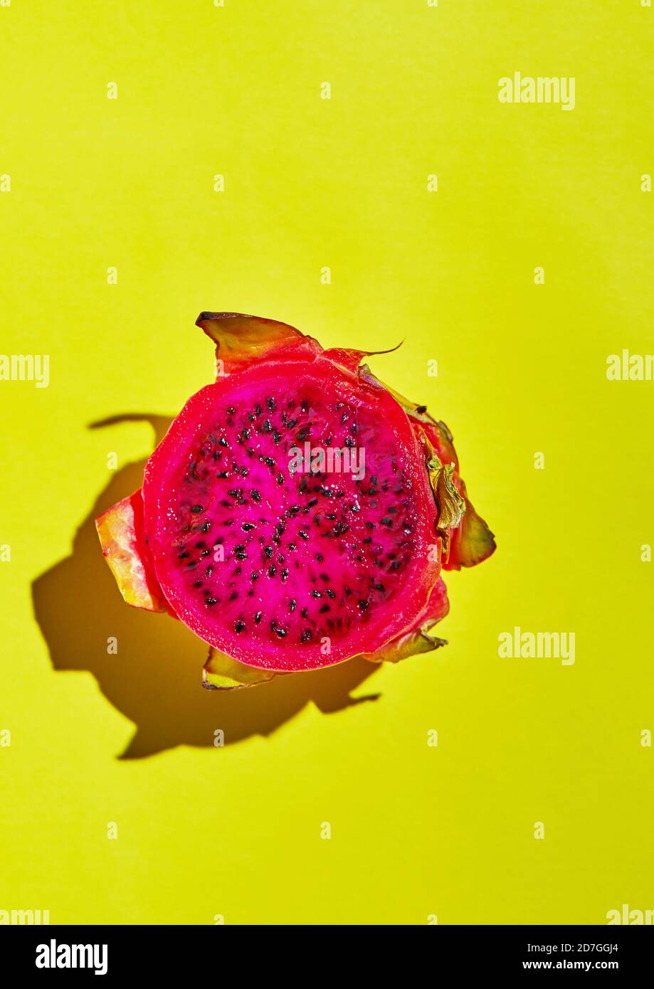 Dragon Fruit - pitahaya Cut in pezzi su uno sfondo giallo. Foto Stock
