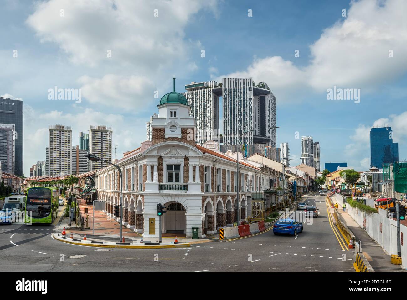 Singapore - 4 dicembre 2019: Scena di strada a Chinatown Singapore al giorno di sole con la storica casa locale nel vecchio patrimonio di Singapore Chinatown. Foto Stock