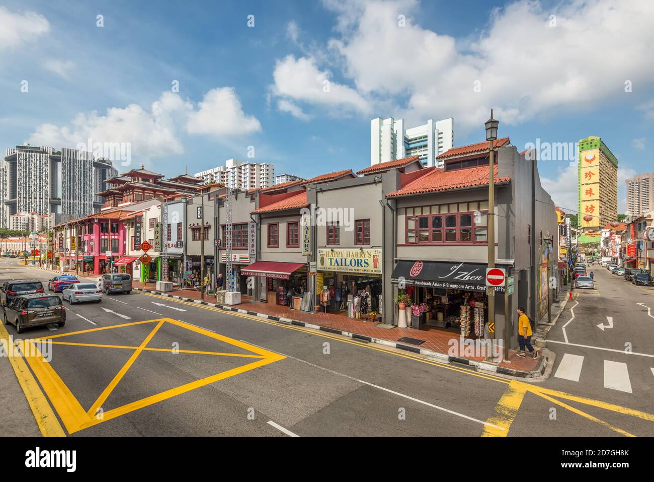 Singapore - 4 dicembre 2019: Vista sulla strada di Chinatown Singapore in giornata di sole con negozi turistici nella vecchia Chinatown di Singapore. Foto Stock