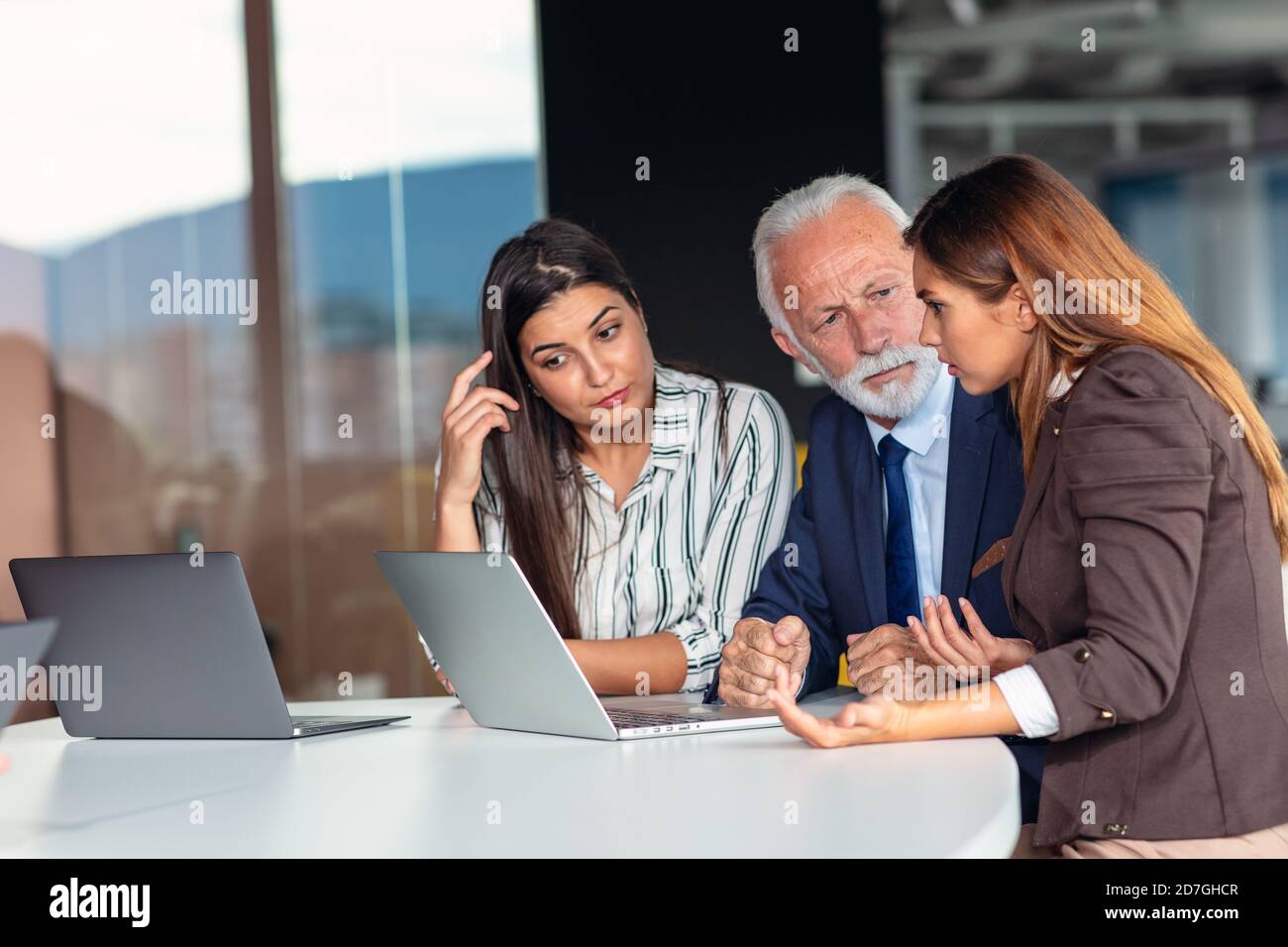 Gruppo di persone d'affari in discussione. Lavorare insieme. Foto Stock