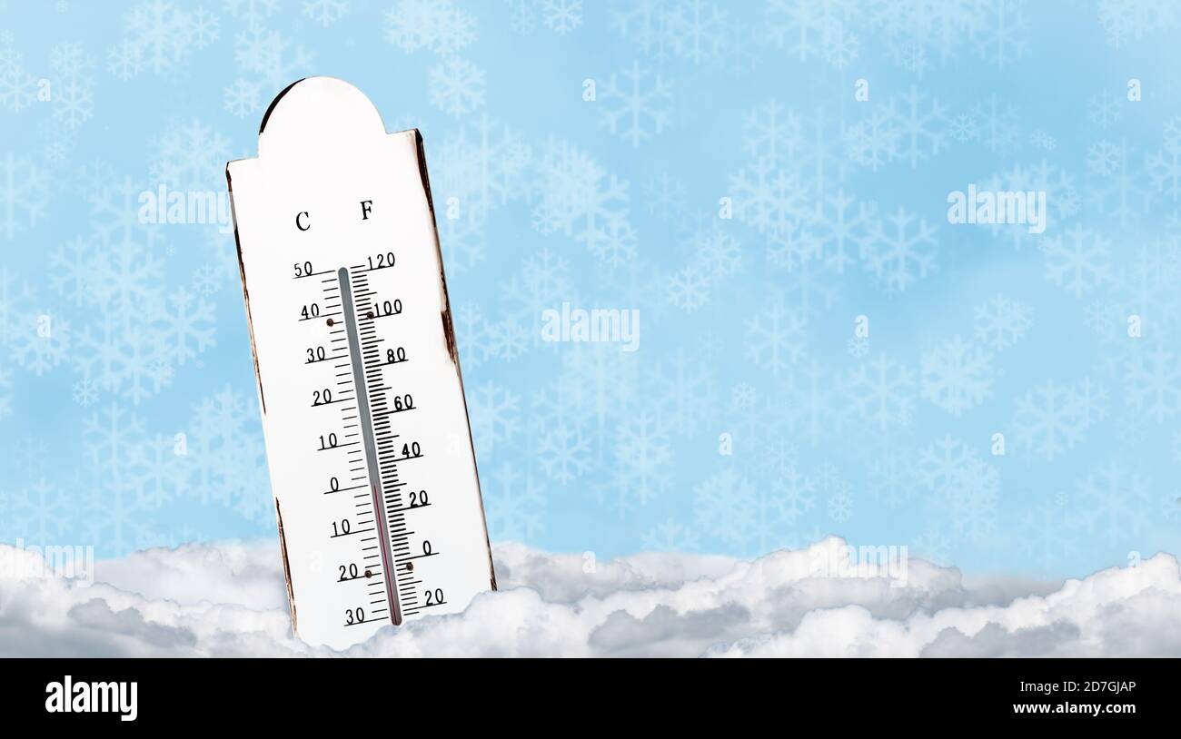 Termometro bianco per esterni con una temperatura di zero gradi nella neve. Ghiaccio freddo e sfondo di progettazione di congelamento. Foto Stock