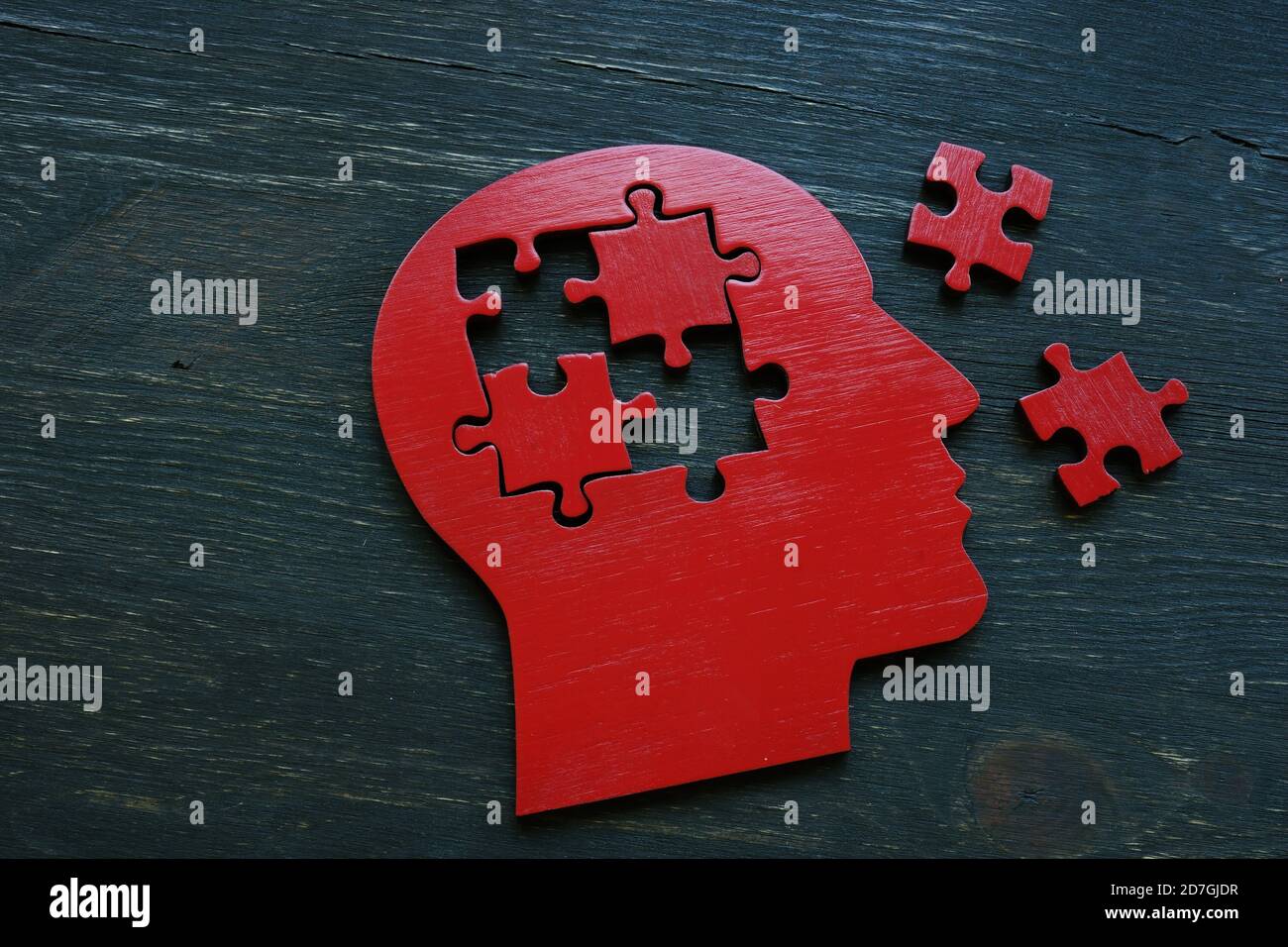 Forma della testa umana con pezzi di puzzle estratti. Malattia di Alzheimer e problemi di memoria. Foto Stock
