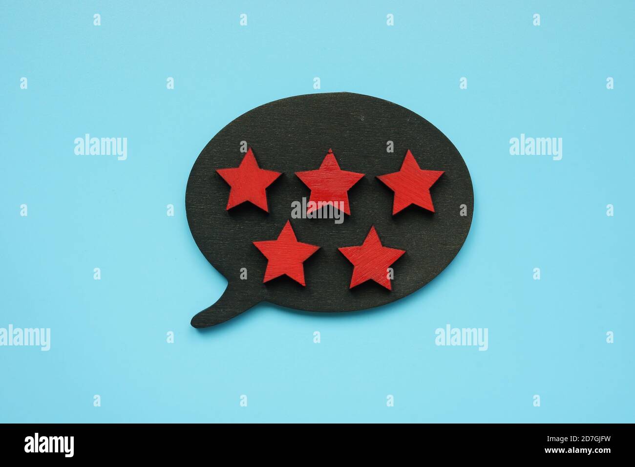 Feedback con cinque stelle come simbolo della recensione del cliente. Foto Stock