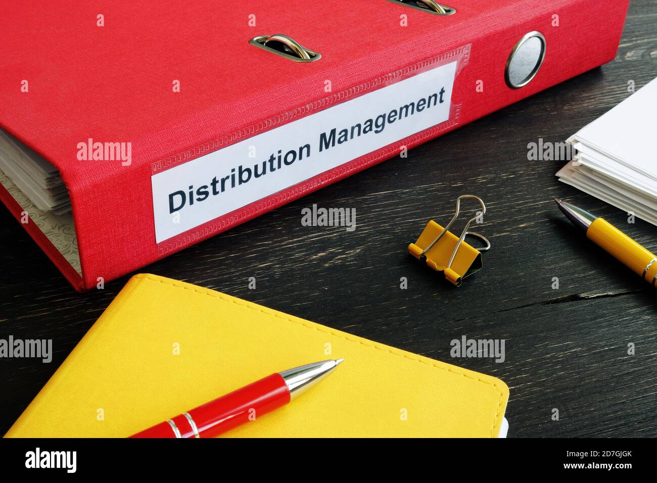 Cartella rossa di gestione della distribuzione e documenti aziendali. Foto Stock