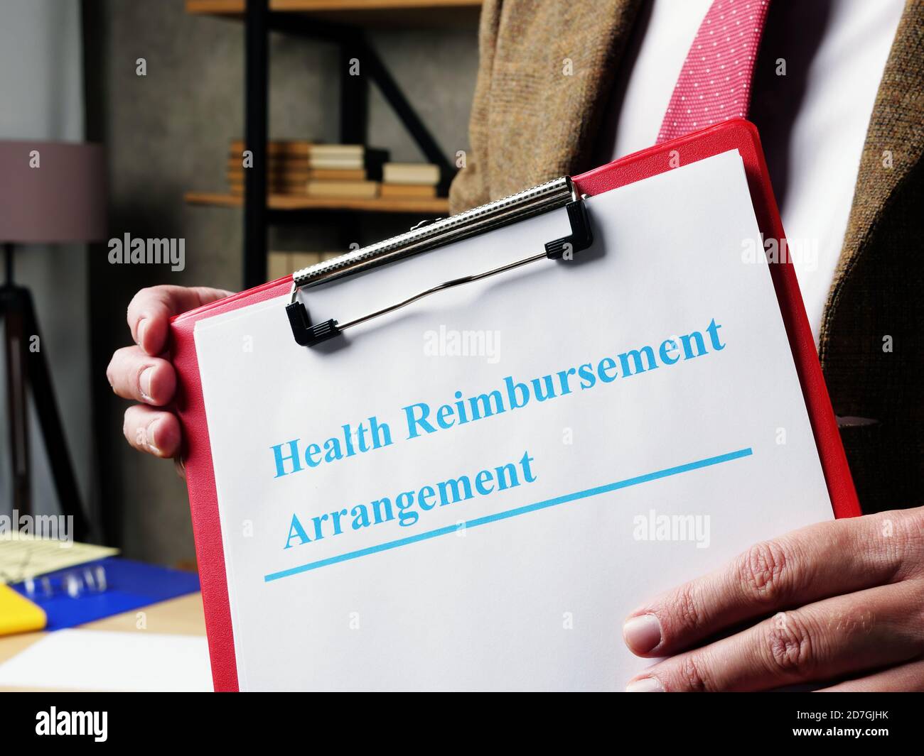 Man propone i documenti HRA sul sistema di rimborso per la salute. Foto Stock