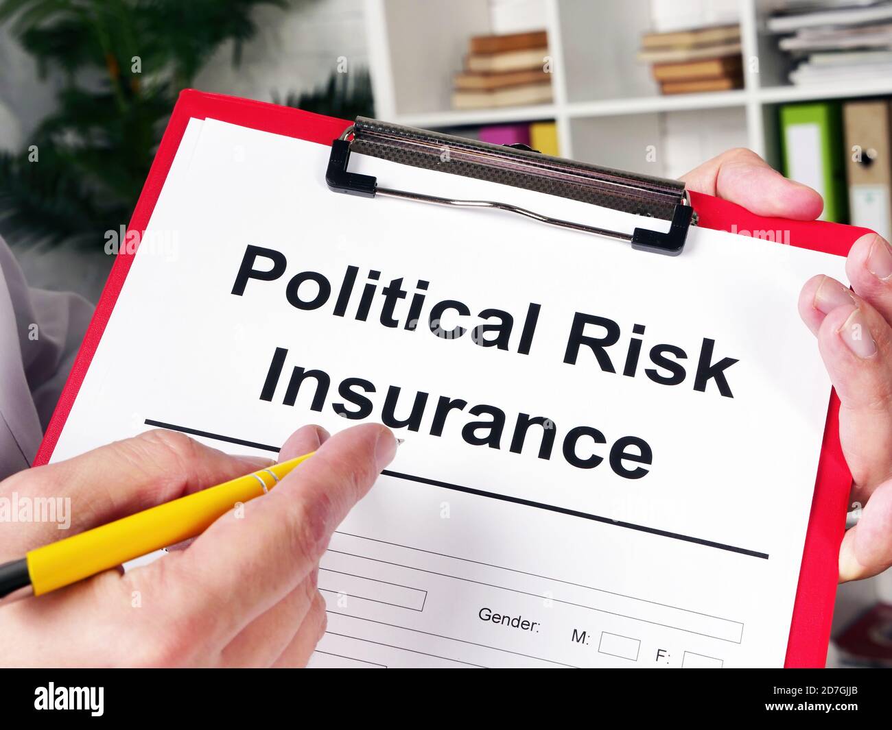 L'assicuratore propone un modulo di assicurazione di rischio politico. Foto Stock