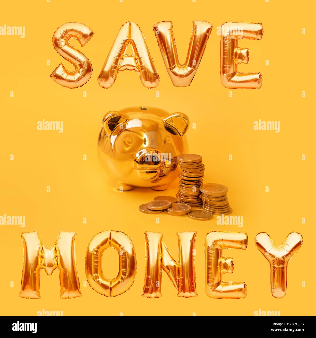 Golden piggy banca con soldi torri e parole mongolfiera Salva denaro su sfondo giallo. Denaro suino, risparmio di denaro, Moneybox, finanza e investimenti Foto Stock