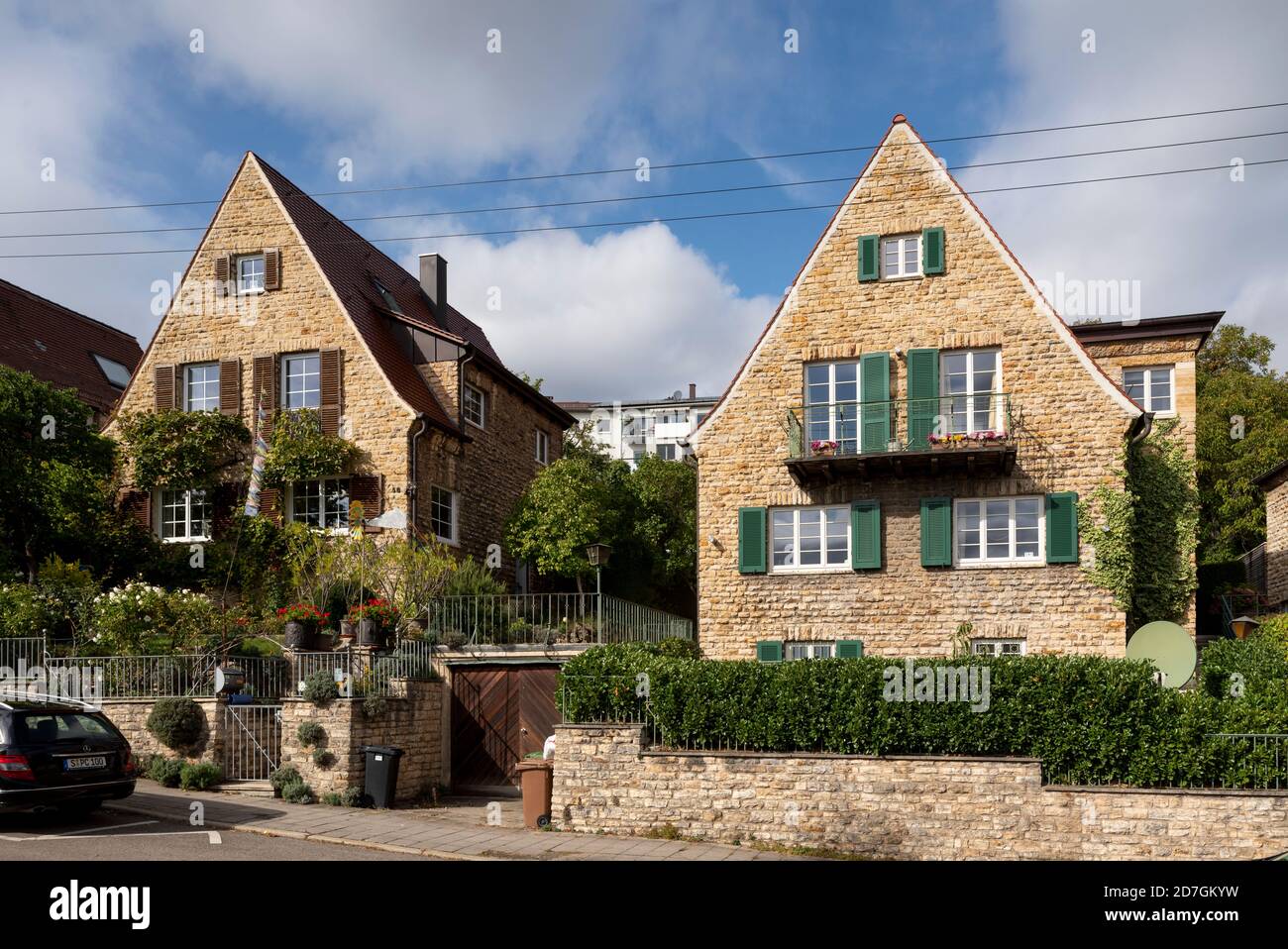 Stoccarda, Friedrich-Ebert-Straße, Einfamilienhäuser im Heimatstil neben der Weißenhofsiedlung Foto Stock