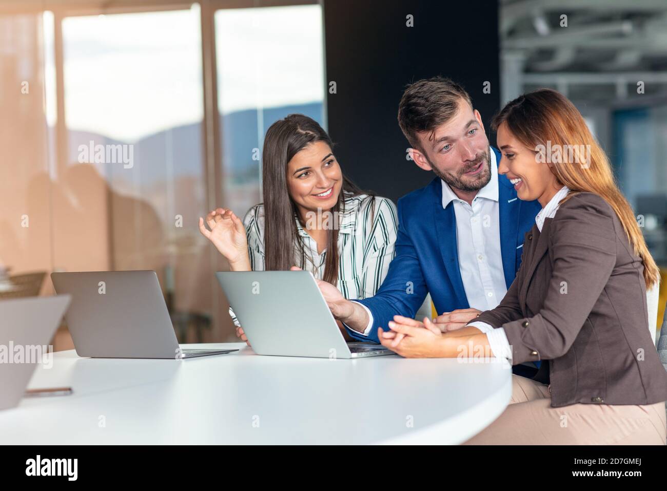 Gruppo di persone d'affari in discussione. Lavorare insieme. Foto Stock