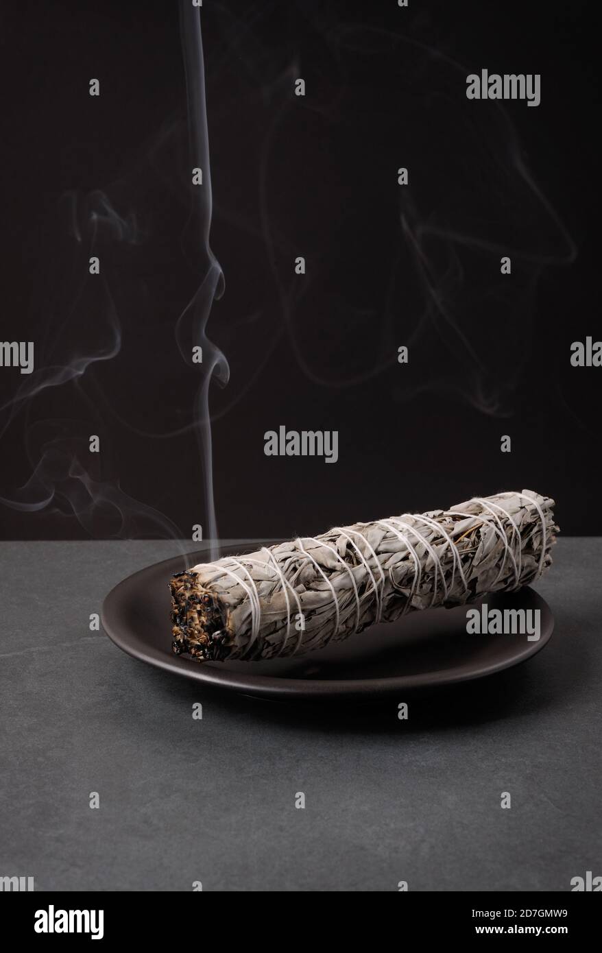 Saga organica che brucia smudge. Pulire la casa con aroma smoke.Vertical orientation con spazio per text.Selective focus. Foto Stock
