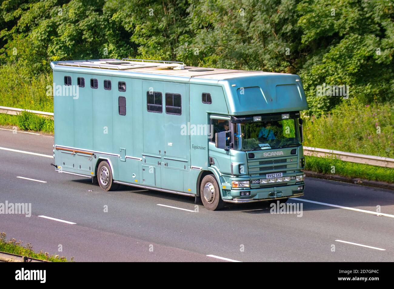 Van di crine; cabina costruita dell'autobus sopra il trasporto dell'animale equino di conversione del furgone che viaggia sull'autostrada M6, Lancashire, Regno Unito Foto Stock