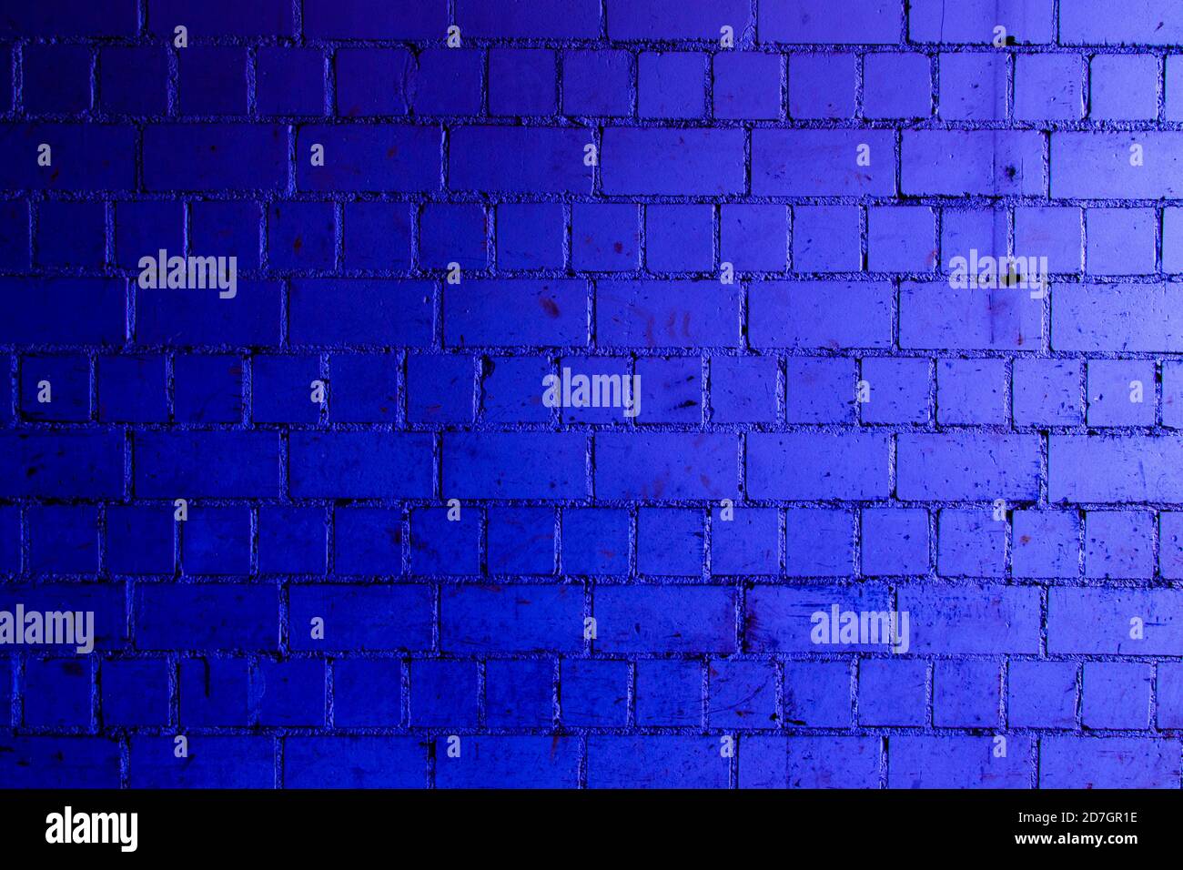 Sfondo blu muro in mattoni con sfumature di luce e scuro blu Foto Stock