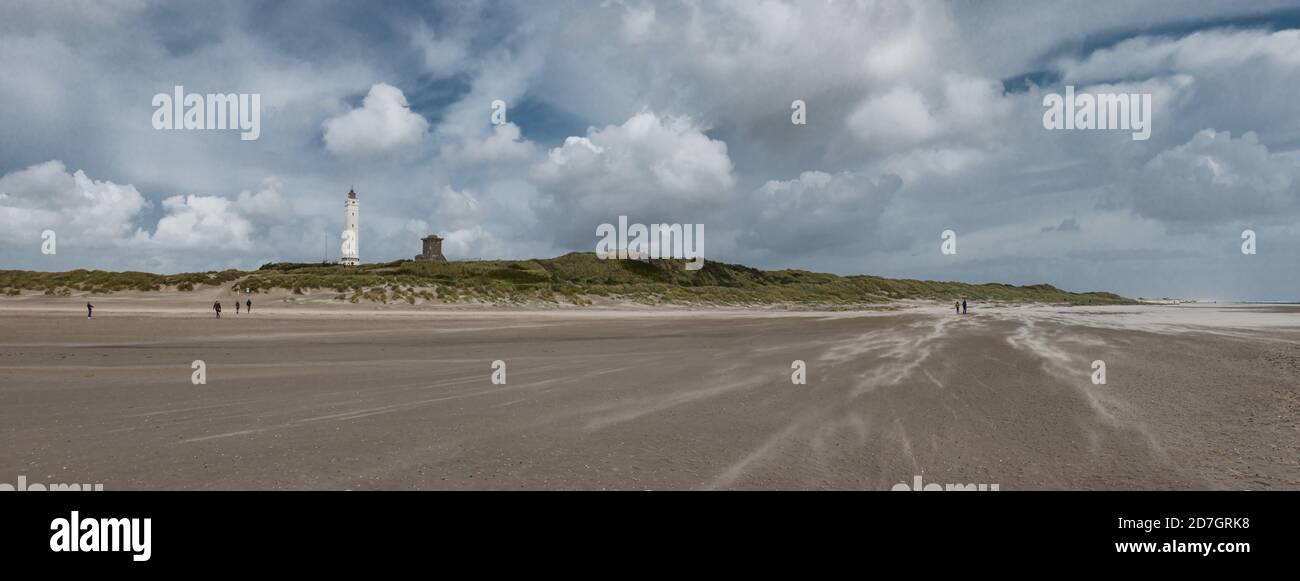 Faro sulla spiaggia di Blaavand sulla costa del mare del Nord in una giornata ventosa, Danimarca Foto Stock