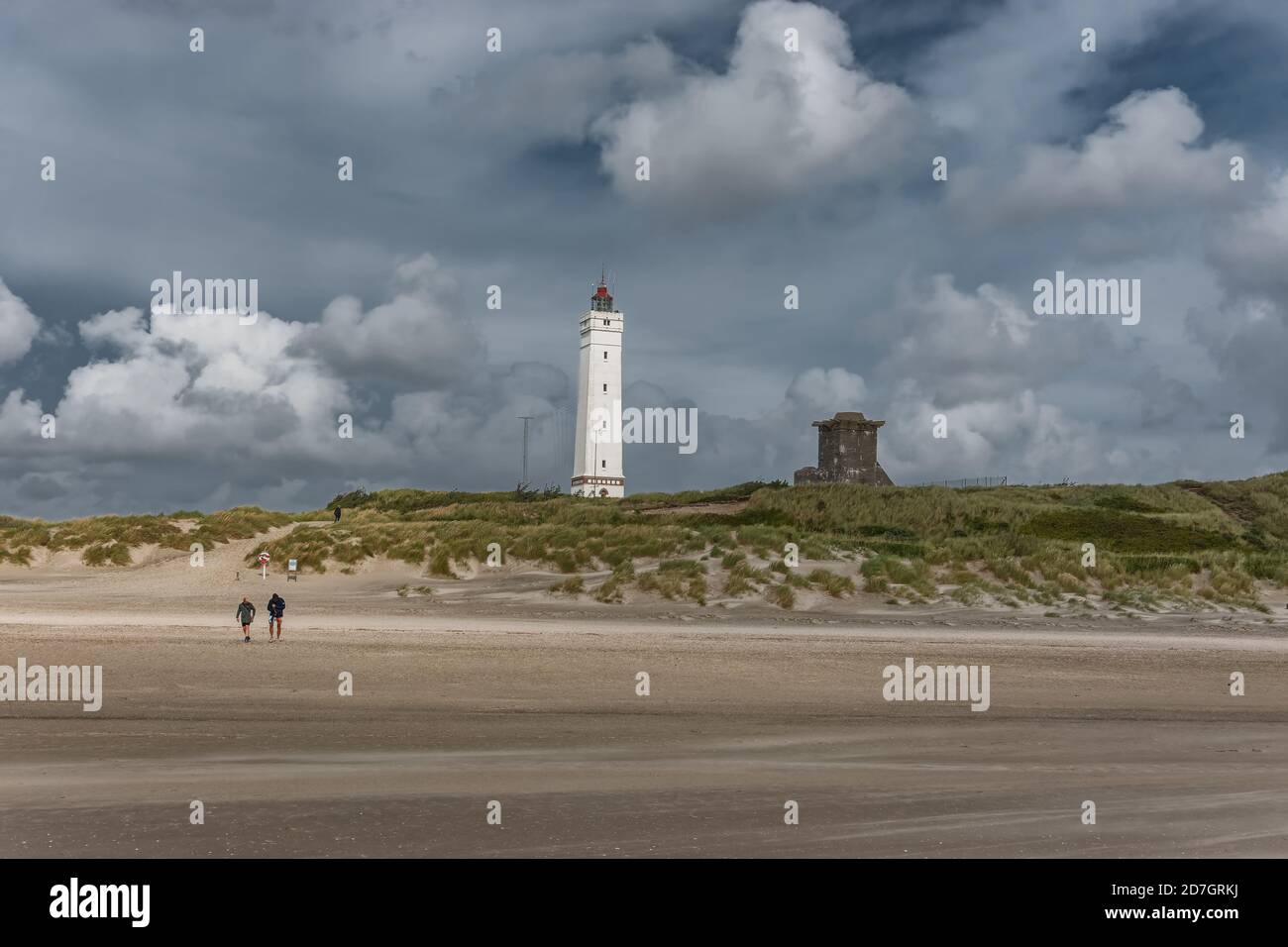 Faro sulla spiaggia di Blaavand sulla costa del mare del Nord in una giornata ventosa, Danimarca Foto Stock