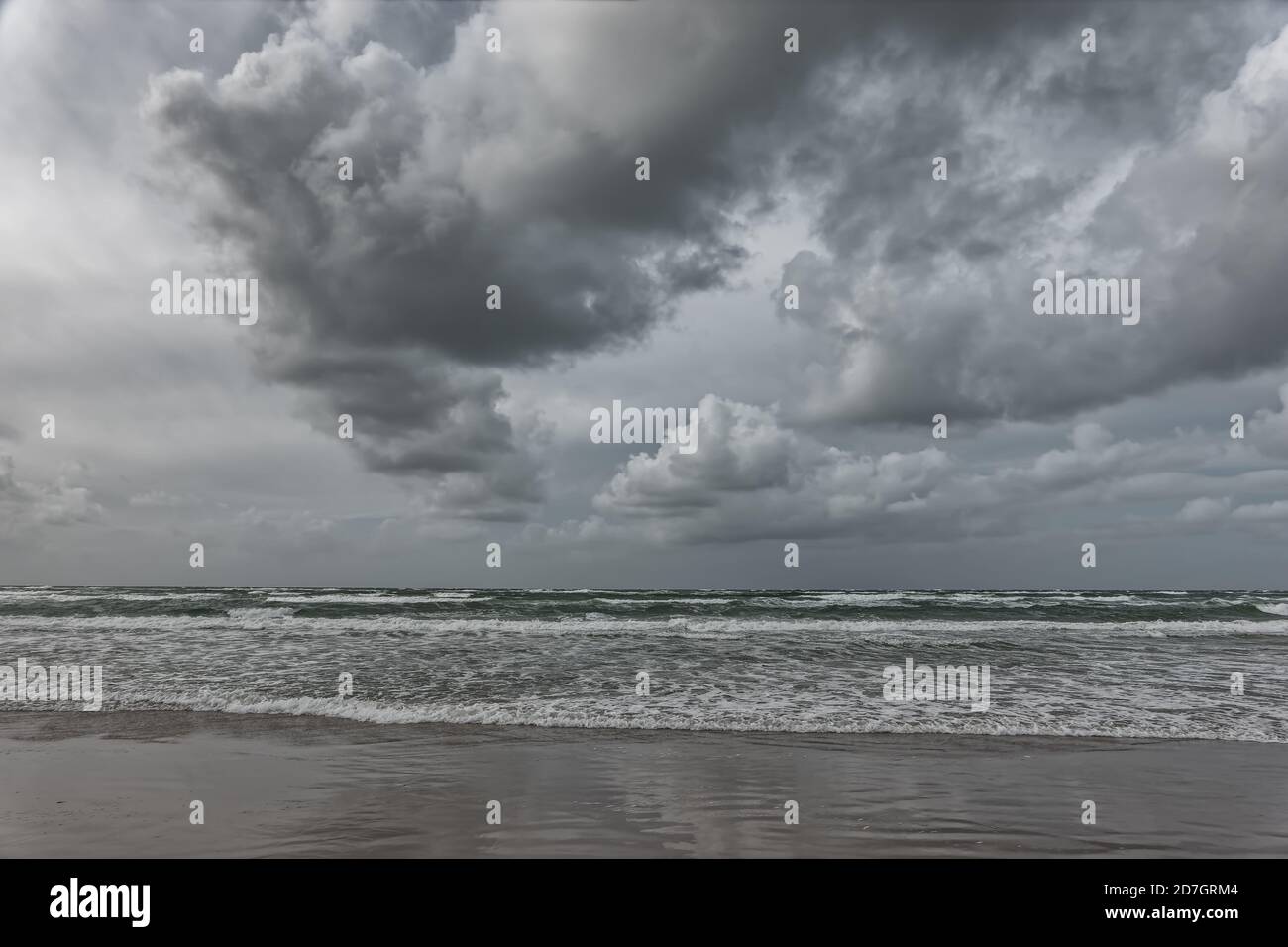 La spiaggia di Blaavand si affaccia sulla costa del mare del Nord in una giornata ventosa, in Danimarca Foto Stock