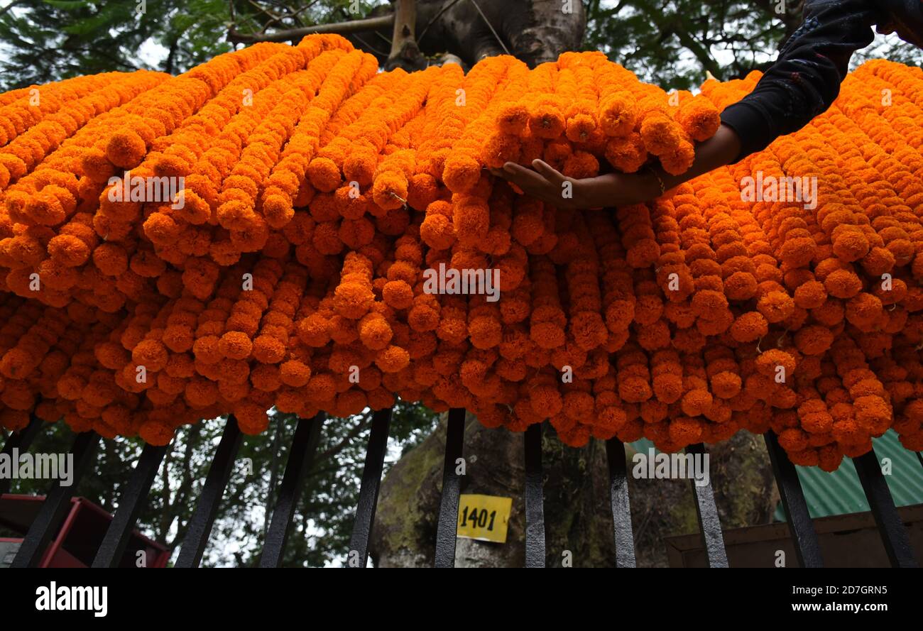 Guwahati, Assam, India. 22 ottobre 2020. Un venditore aspetta i clienti per vendere fiori di marigold come parte di Maha Shaptamee di Durga Puja a Guwahati Assam India Venerdì 23 ottobre 2020.The annuale festival indù Durga puja è un festival che celebra la vittoria del bene sul male credito: Dasarath Deka/ZUMA Wire/Alamy Live News Foto Stock