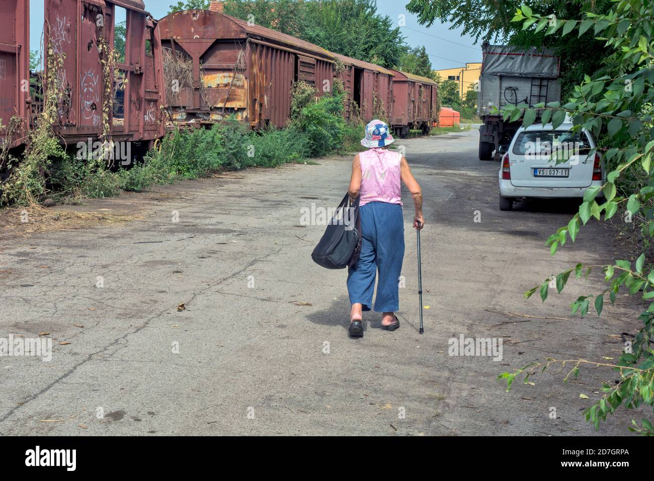 Zrenjanin, Serbia, 31 agosto 2020. Nonna, una signora più anziana va a fare shopping e cammina ogni giorno. Foto Stock