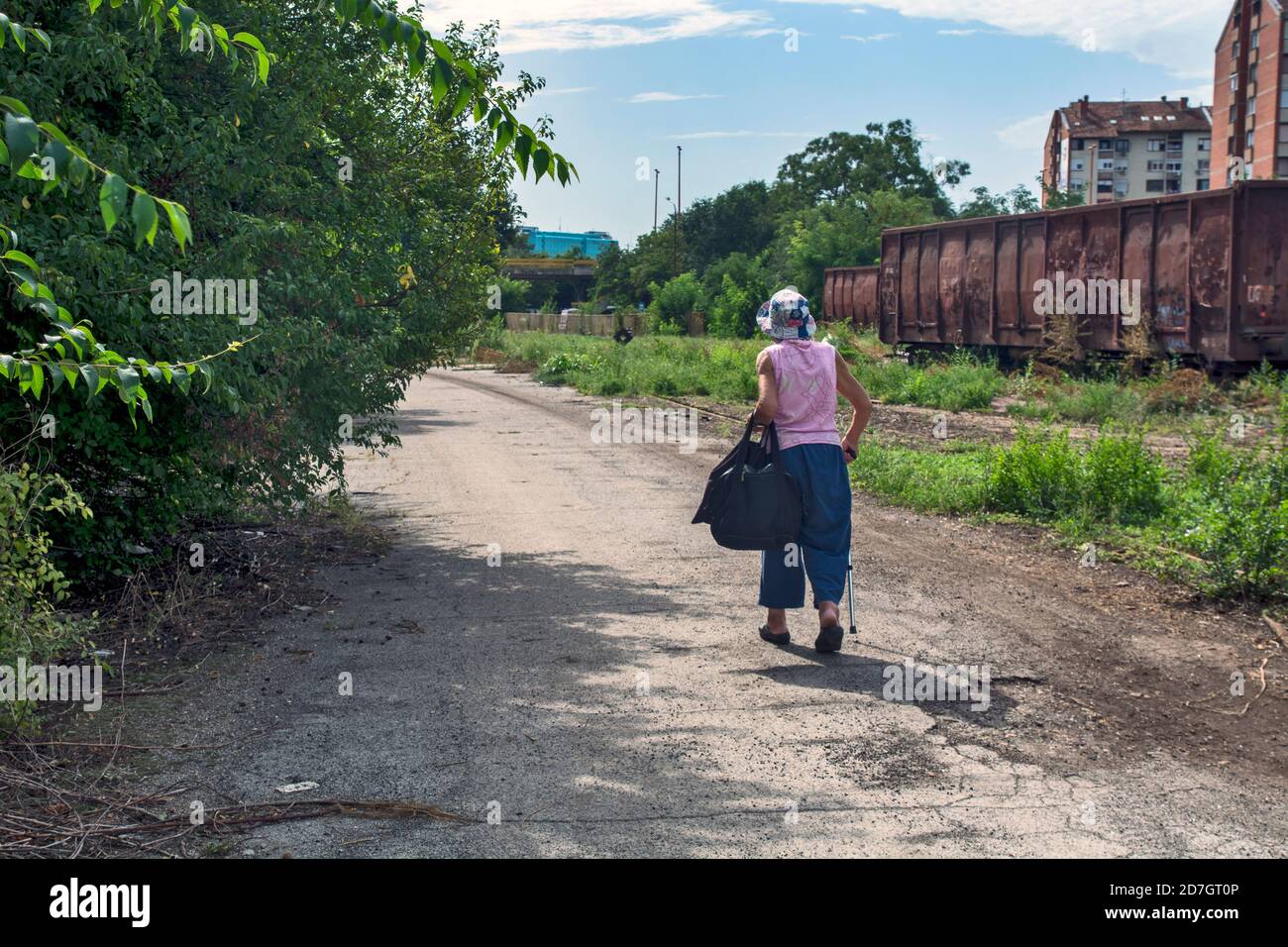 Zrenjanin, Serbia, 31 agosto 2020. Nonna, una signora più anziana va a fare shopping e cammina ogni giorno. Foto Stock