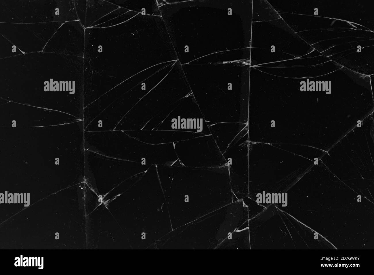 Sfondo nero con struttura in vetro fessurato. Incrinatura sul vetro. Schermo rotto. Telefono scuro rotto. Incrinature bianche nel vetro Foto Stock