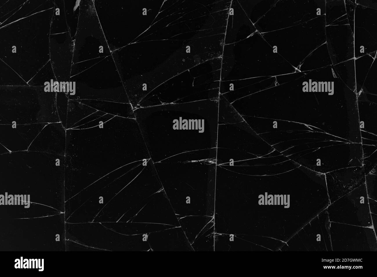 Sfondo nero con struttura in vetro fessurato. Incrinatura sul vetro. Schermo rotto. Telefono scuro rotto. Incrinature bianche nel vetro Foto Stock