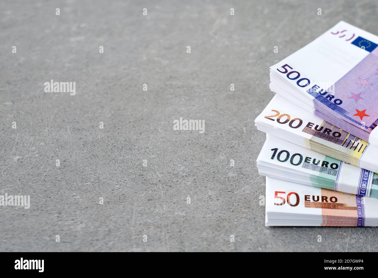 Valuta Euro denaro. Denaro contante, Euro Bills. Pile di banconote su sfondo concreto nel cinquecento, due centinaia, uno centinaia e negli anni cinquanta Foto Stock