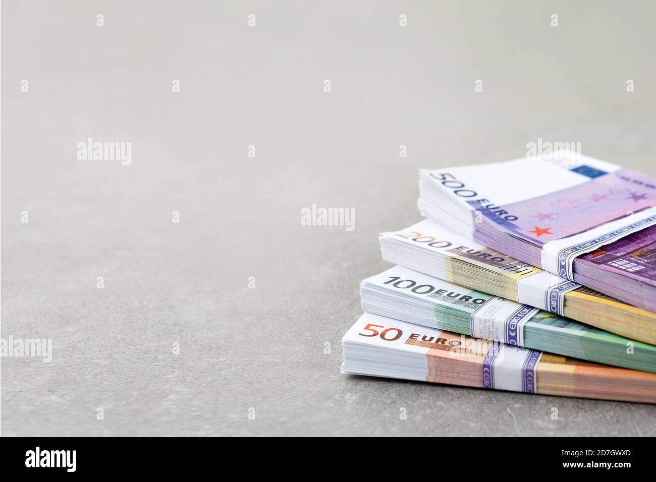 Valuta Euro denaro. Denaro contante, Euro Bills. Pile di banconote su sfondo concreto nel cinquecento, due centinaia, uno centinaia e negli anni cinquanta Foto Stock
