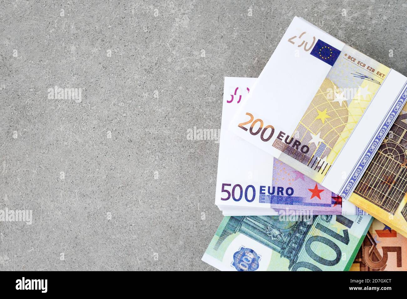 Valuta Euro denaro. Denaro contante, Euro Bills. Pile di banconote su sfondo concreto nel cinquecento, due centinaia, uno centinaia e negli anni cinquanta Foto Stock
