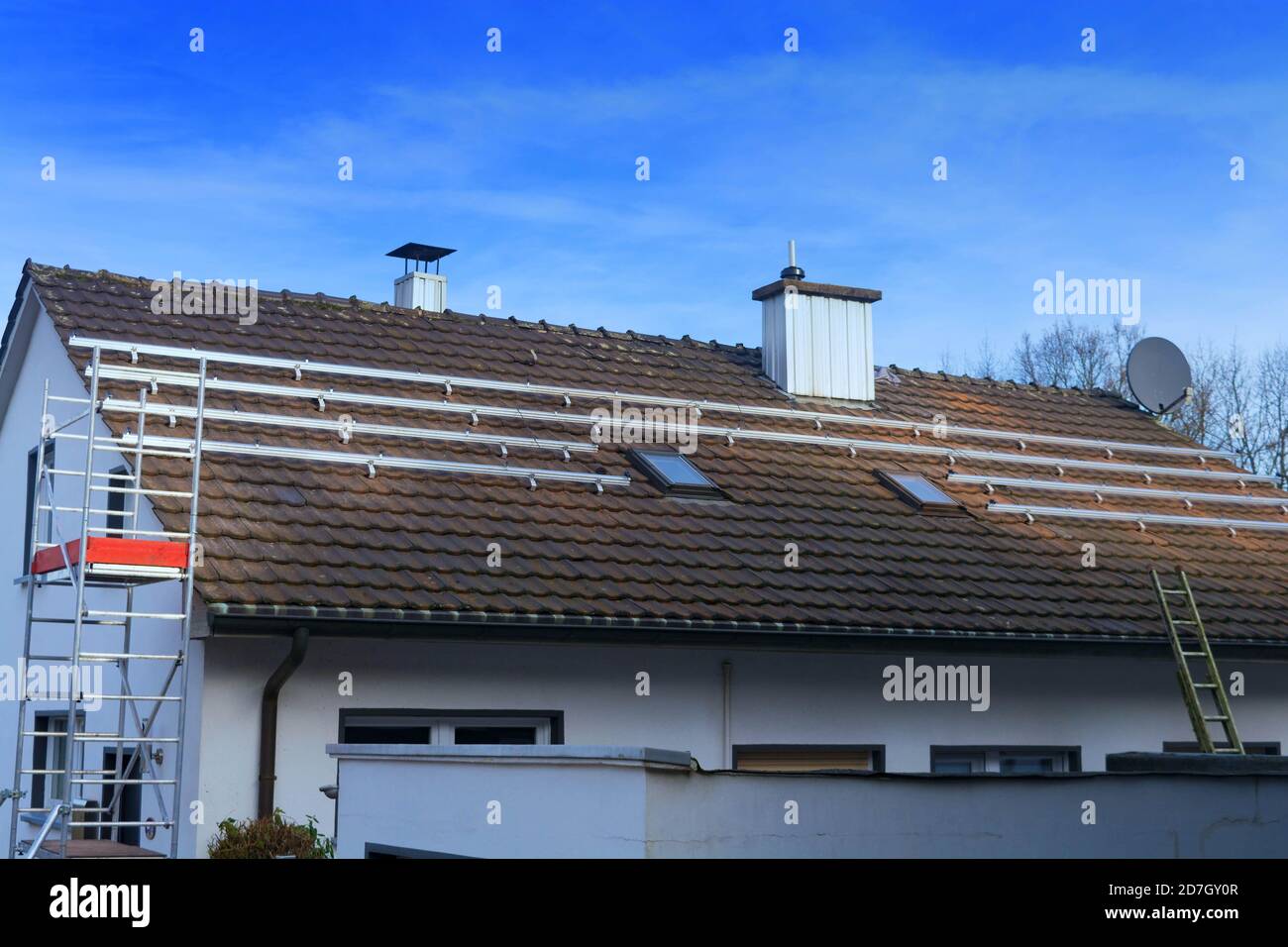 Impianto fotovoltaico, pannelli solari sono montati sul tetto Foto Stock