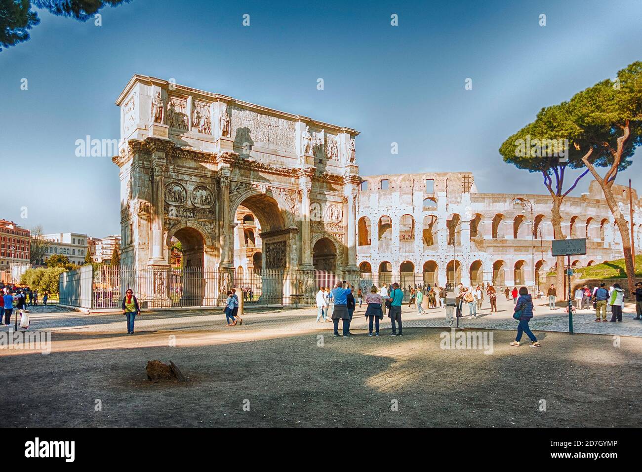 ROMA - 31 MARZO: Arco di Costantino e Colosseo al Foro Romano di Roma, 31 marzo 2019 Foto Stock