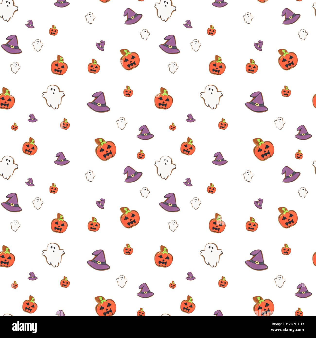 Disegno creativo fatto di fantasmi, zucca e cappello su sfondo bianco. Disposizione piatta minima. Concetto di Halloween. Foto Stock