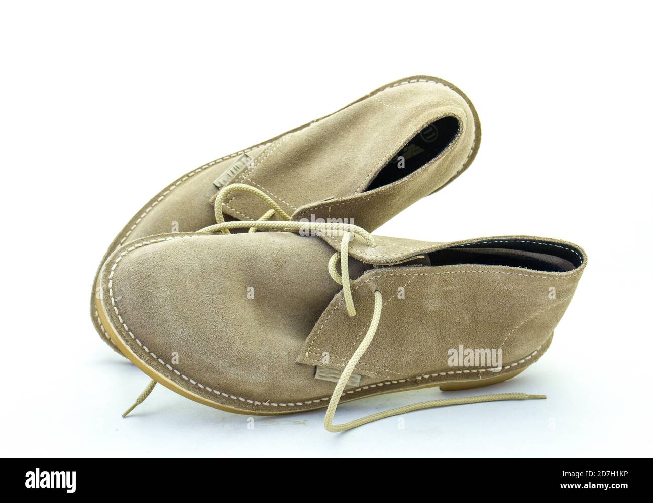 Un paio di scarpe di velluto sudafricane tradizionali isolate immagine di  sfondo chiara con spazio di copia in formato orizzontale Foto stock - Alamy