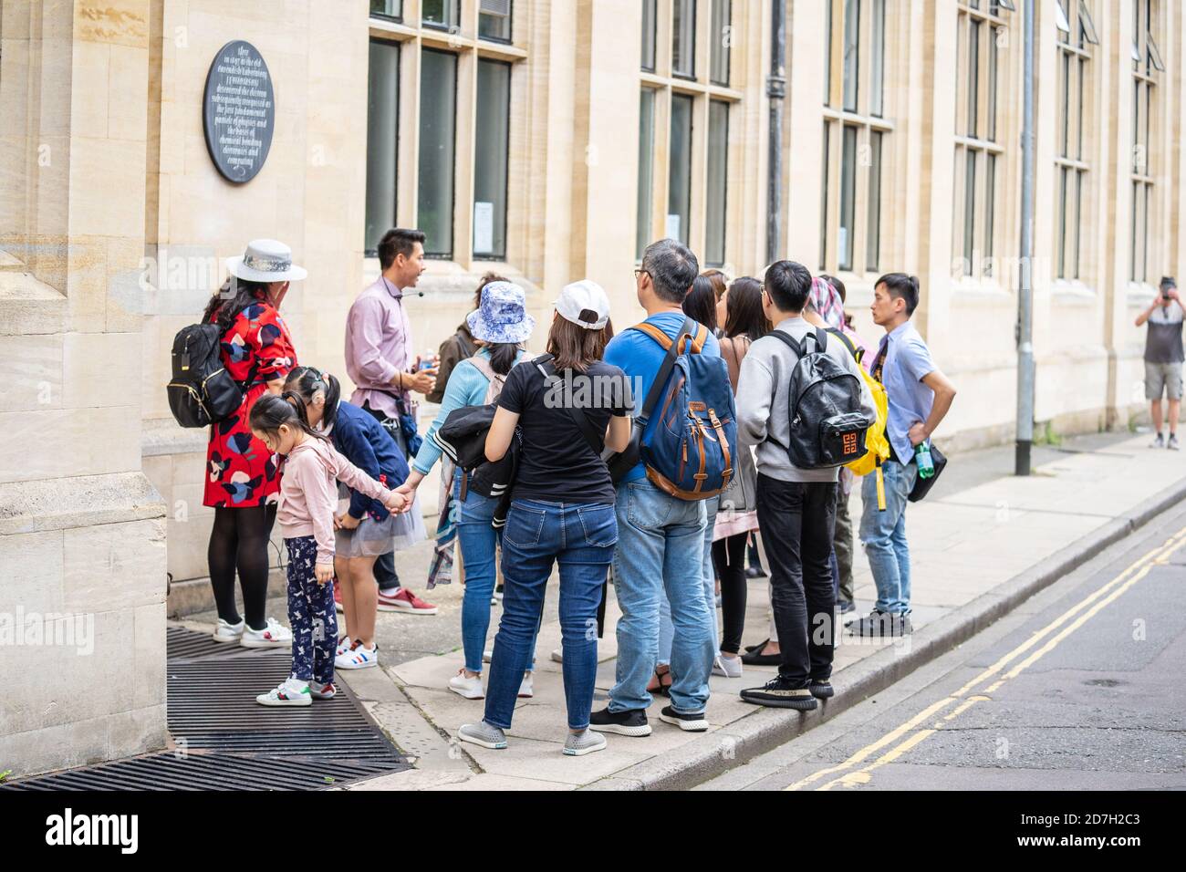 Cambridge, Regno Unito, 1 agosto 2019. La guida racconta ai turisti il laboratorio di Cavendish dell'Università di Cambridge Foto Stock